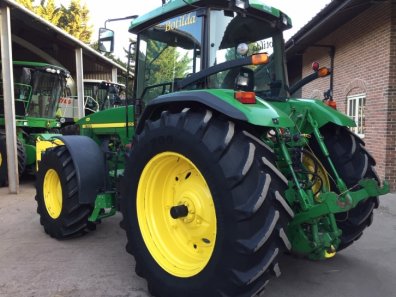 John Deere 8300