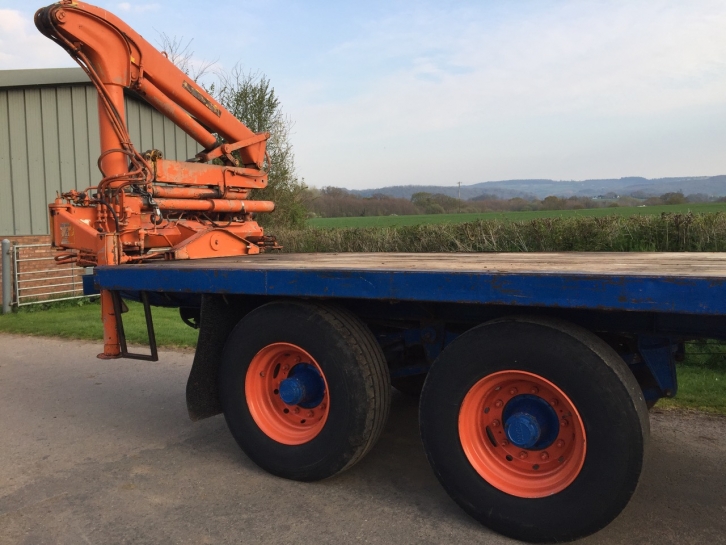 Flat bed trailer