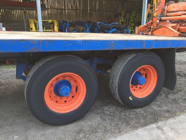 Flat bed trailer