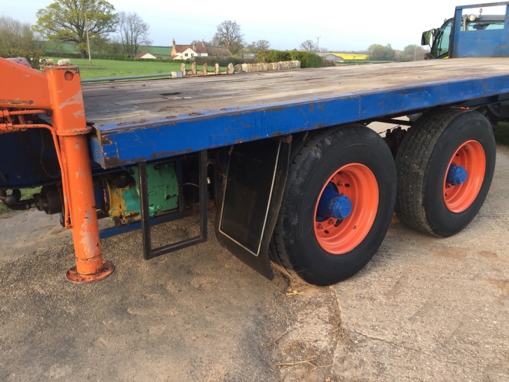 Flat bed trailer