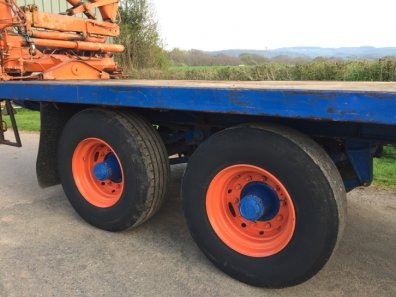 Flat bed trailer