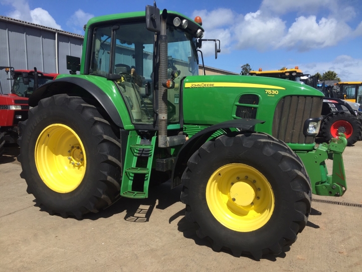 John Deere 7530