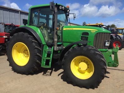 John Deere 7530
