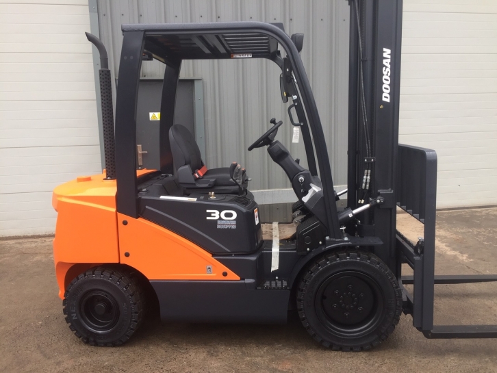 Doosan 30S-7 3 Ton forklift