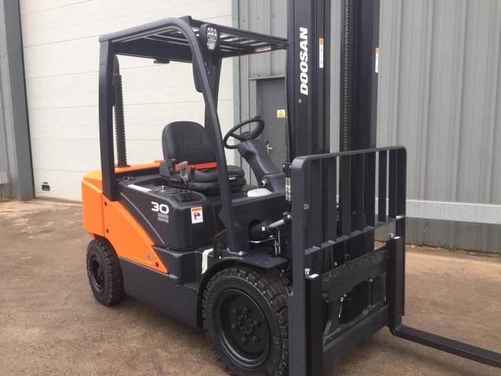 Doosan 30S-7 3 Ton forklift