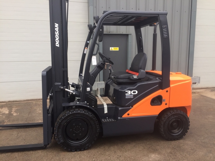Doosan 30S-7 3 Ton forklift