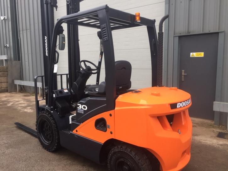 Doosan 30S-7 3 Ton forklift