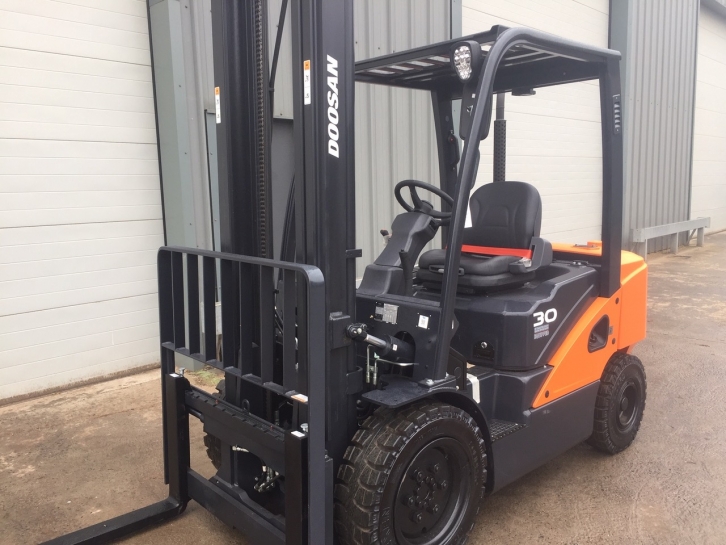 Doosan 30S-7 3 Ton forklift