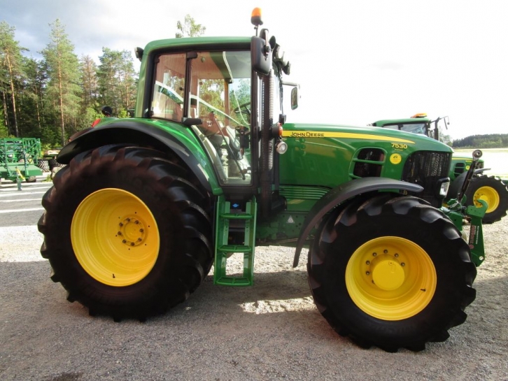 John Deere 7530