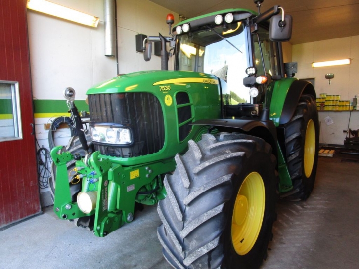 John Deere 7530