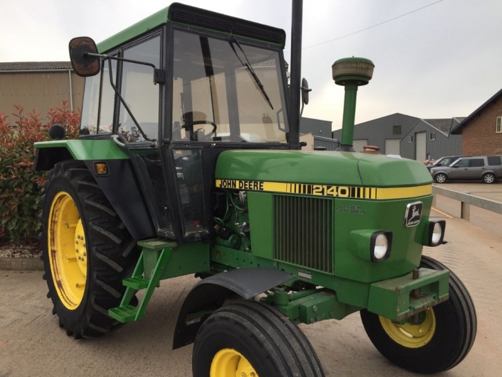 John Deere 2140