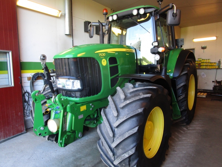 John Deere 7530