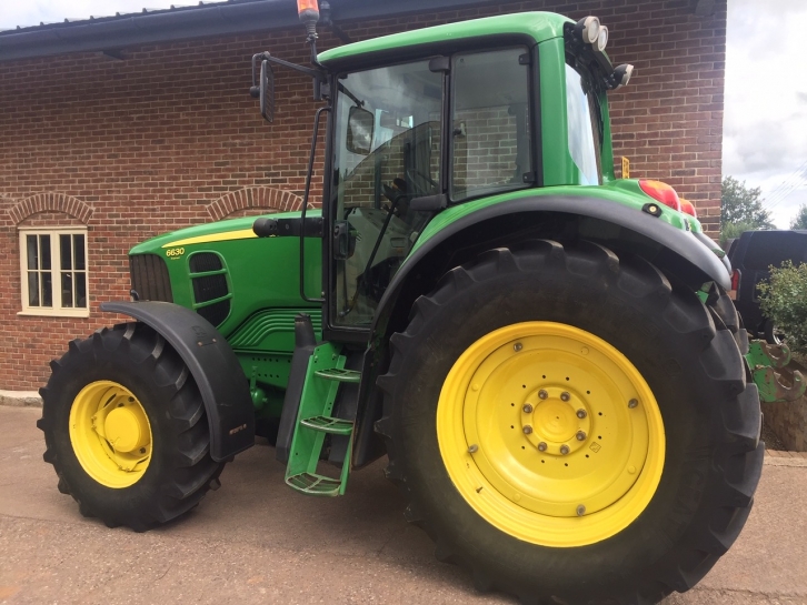 John Deere 6630