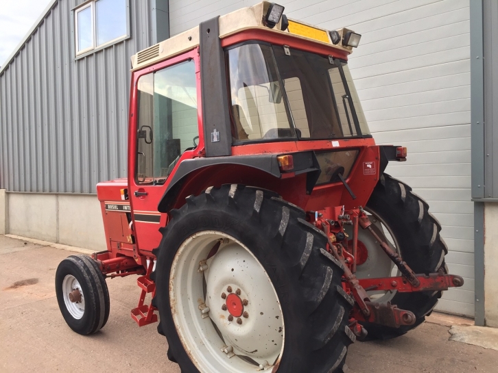 International 885XL