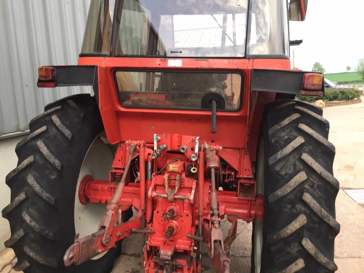 International 885XL
