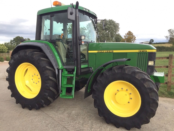 John Deere 6910