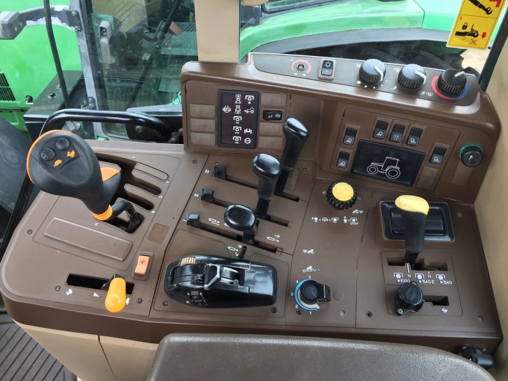 John Deere 6910