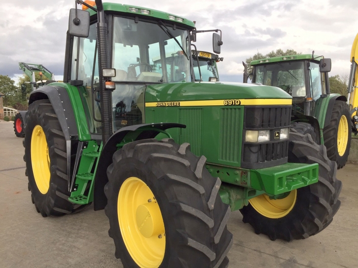 John Deere 6910