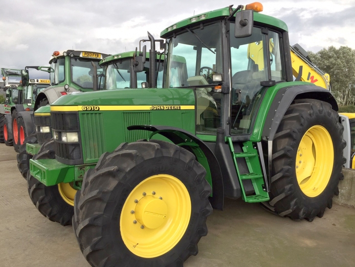 John Deere 6910