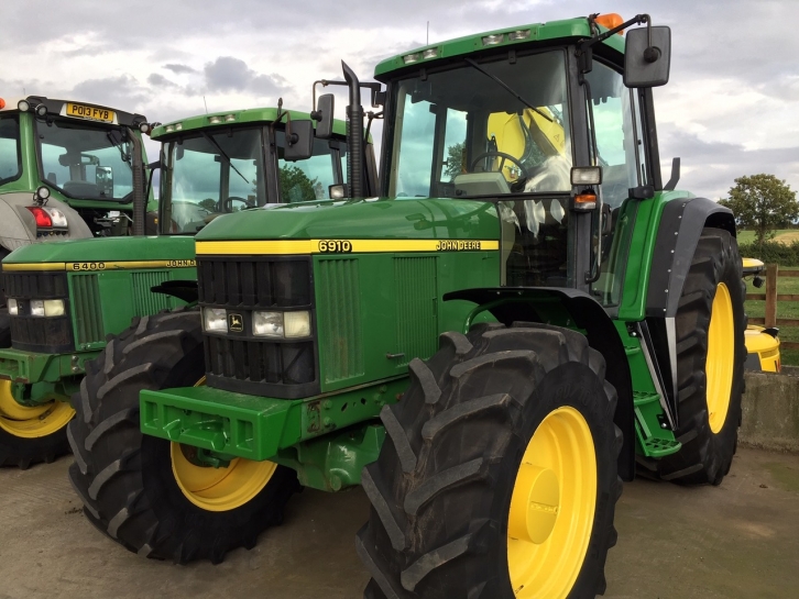John Deere 6910
