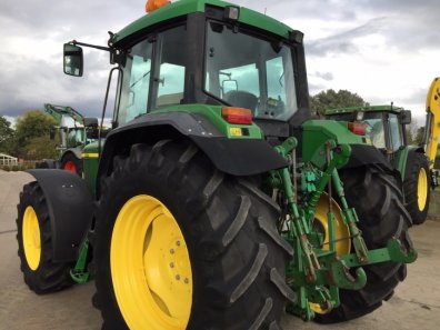 John Deere 6910