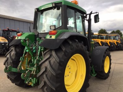 John Deere 6910