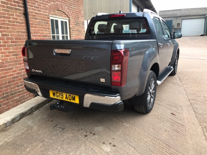 Isuzu D-Max V Cross twin cab pickup
