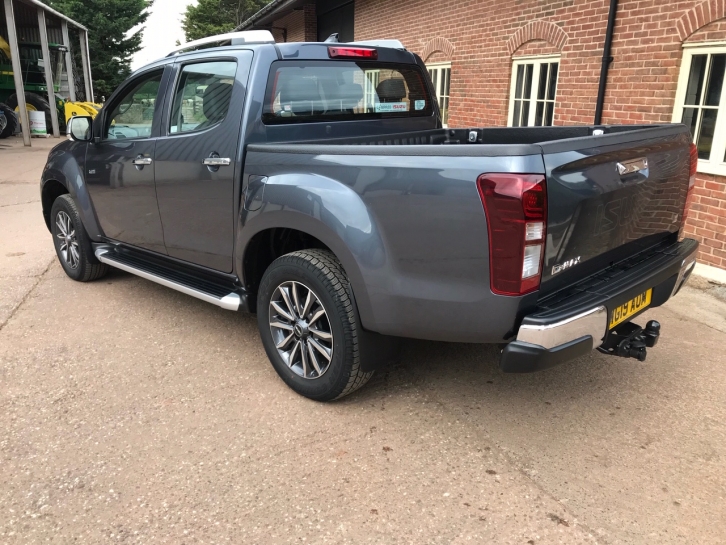 Isuzu D-Max V Cross twin cab pickup