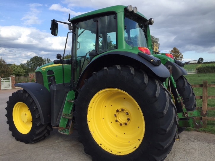 John Deere 7530