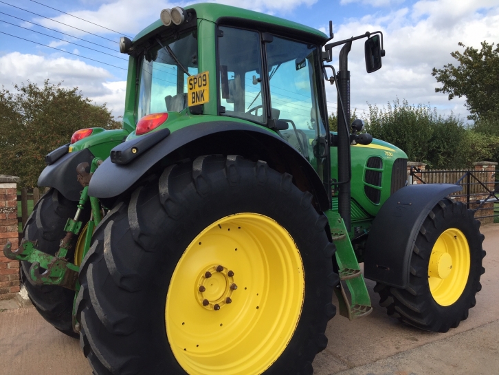 John Deere 7530