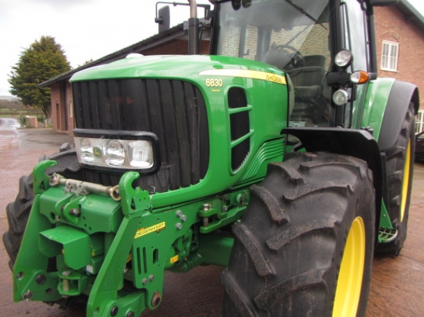 John Deere 6830
