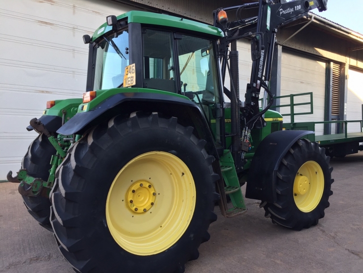 John Deere 6910