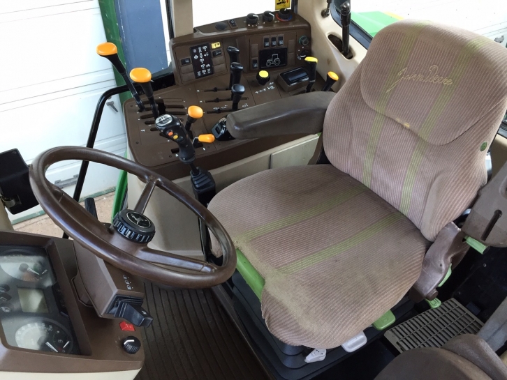 John Deere 6910