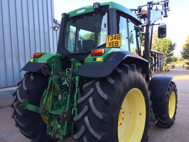 John Deere 6910