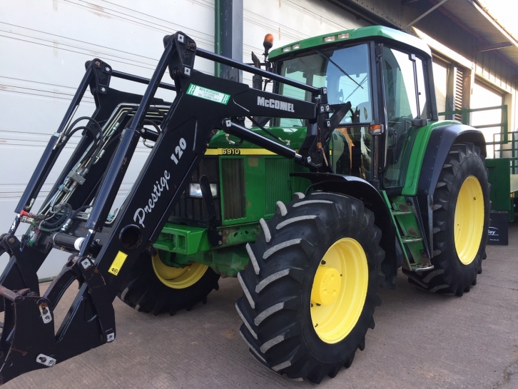 John Deere 6910