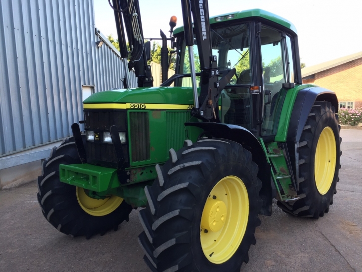 John Deere 6910