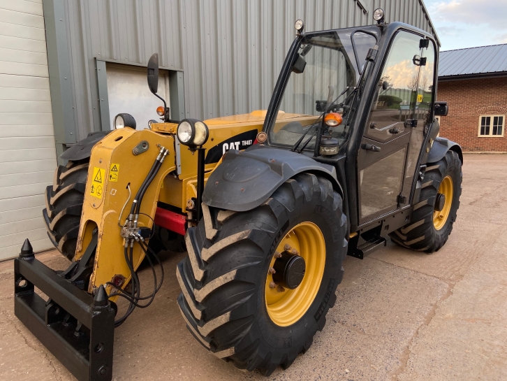 CAT TH407 telescopic handler