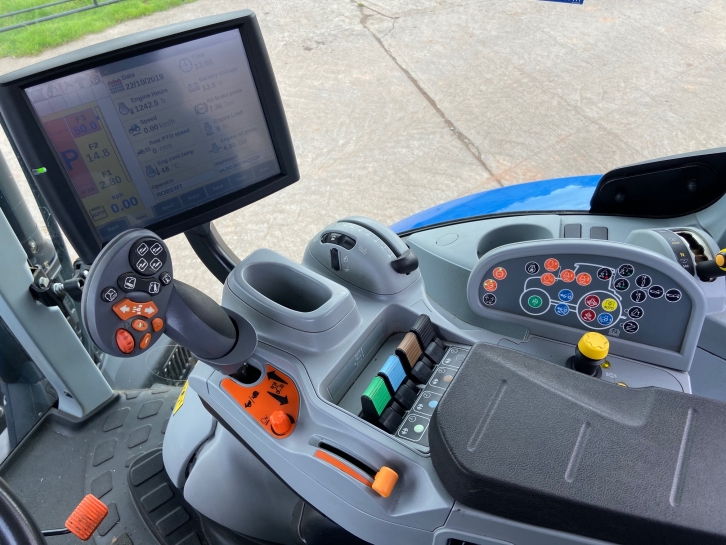 New Holland T7.210