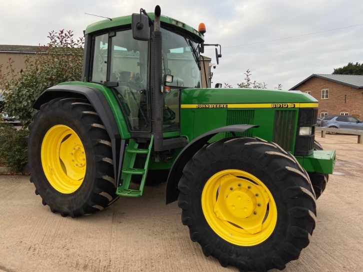 John Deere 6910S