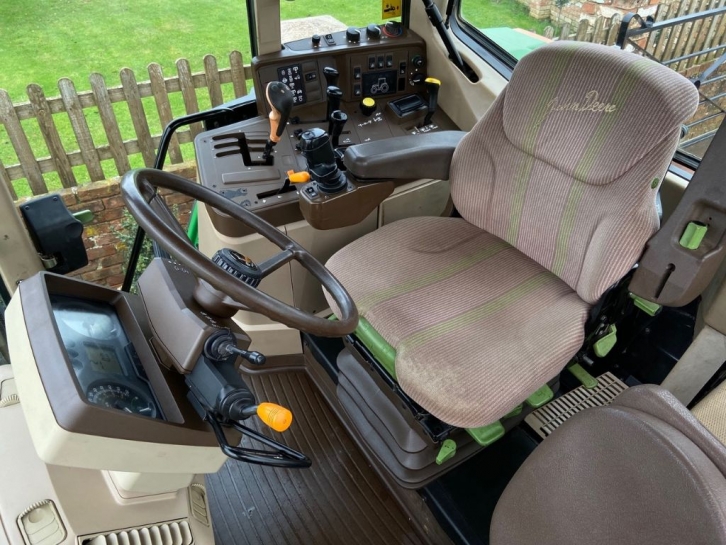 John Deere 6910S