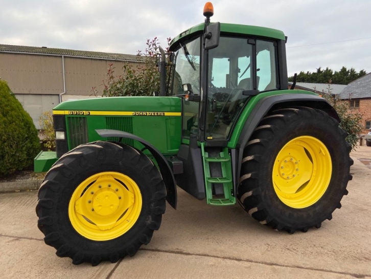 John Deere 6910S
