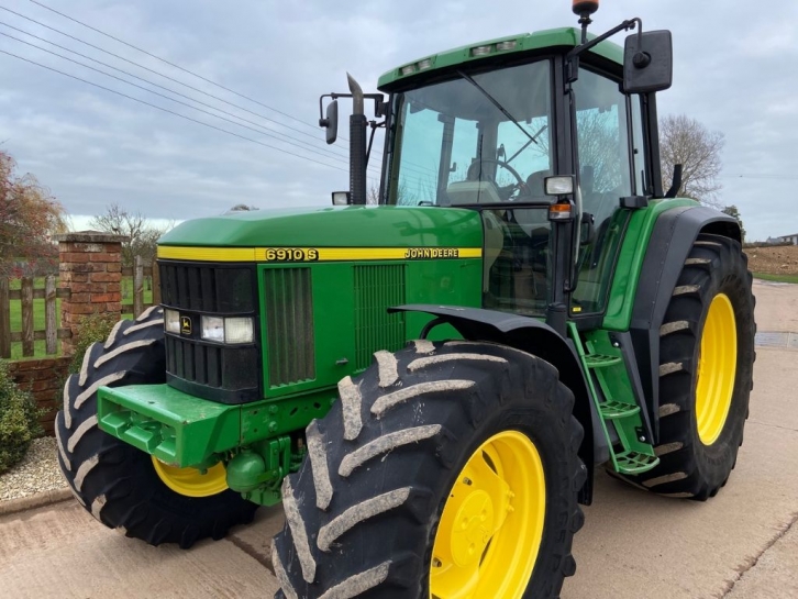 John Deere 6910S