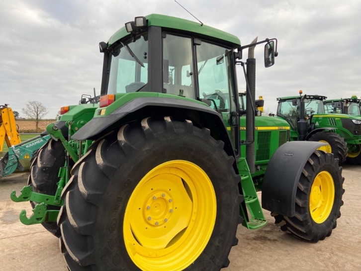 John Deere 6910S