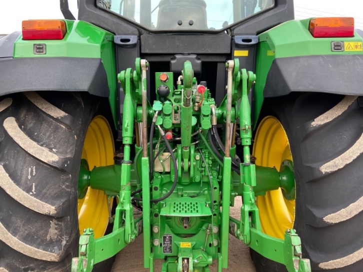 John Deere 6910S