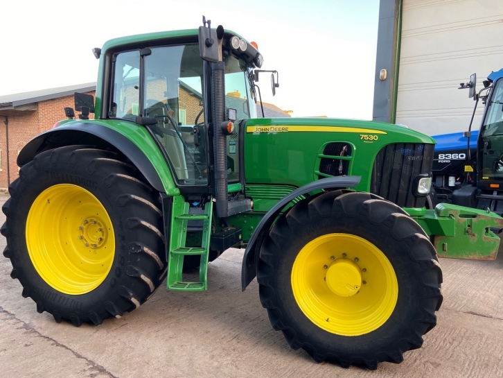 John Deere 7530