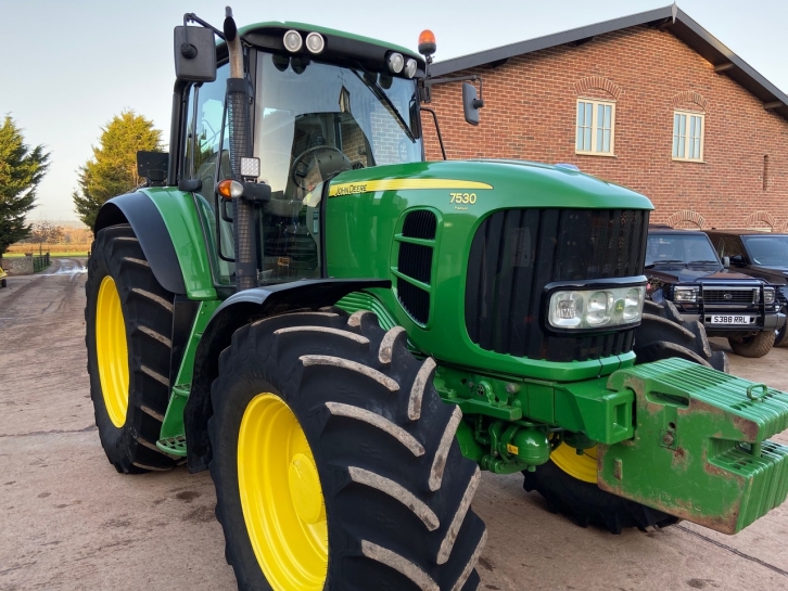 John Deere 7530