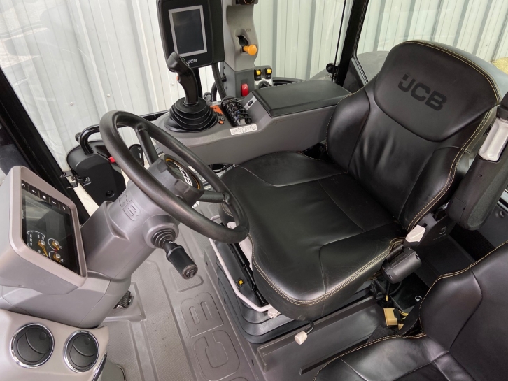 JCB 4220