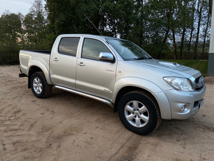 Toyota Hi-Lux Invincible 3.0LT Diesel