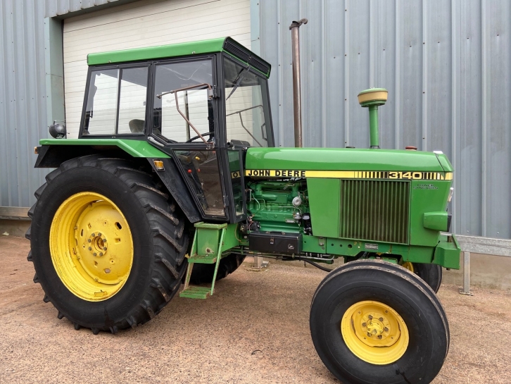 John Deere 3140