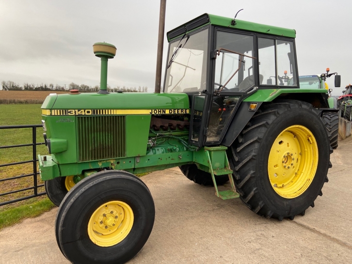 John Deere 3140